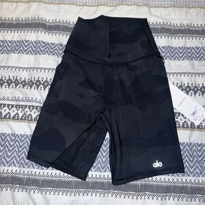 NWT Alo Yoga 7" High-Waist‎ Vapor Short
Black Camo
Size XS